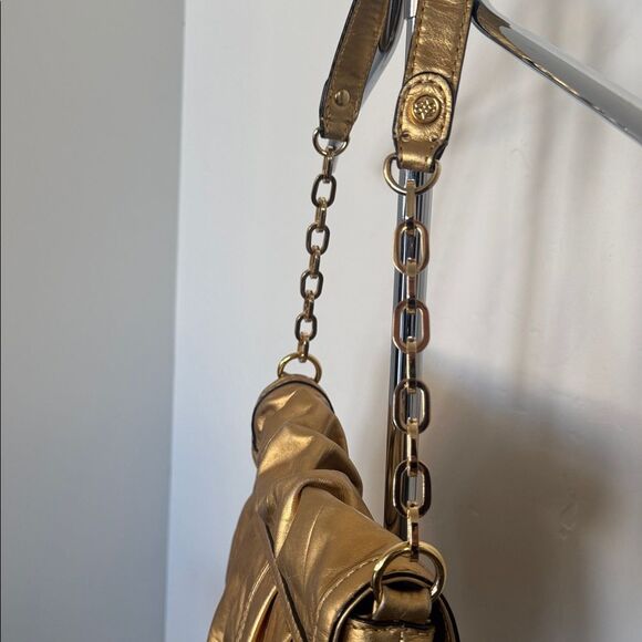 Antonio Melani Gorgeous Gold Metallic Leather Shoulder Hand Bag with Chain Strap - Picture 10 of 16